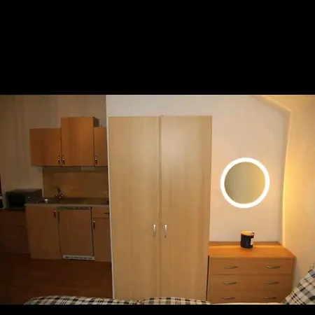 Cozy Near The Airport Apartment